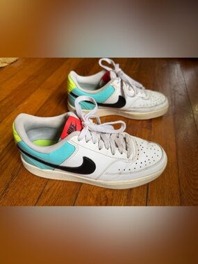 Nike Womens vintage Low-Top Sneakers in neon colors. Sz 8